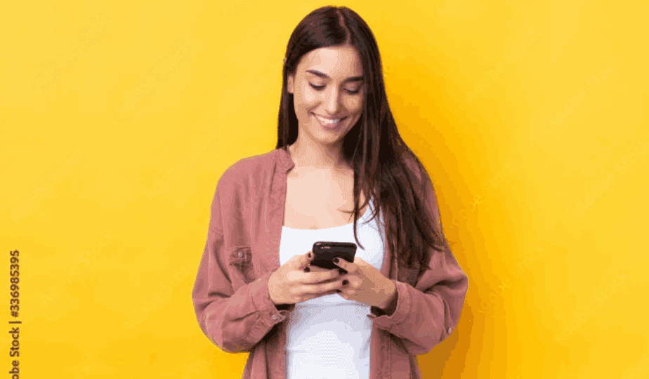 Cliente qui remplit le formulaire sur son téléphone