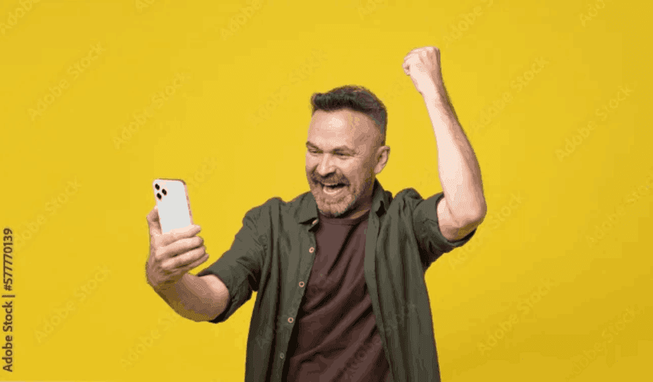 Homme heureux qui reçoit son offre sur son téléphone