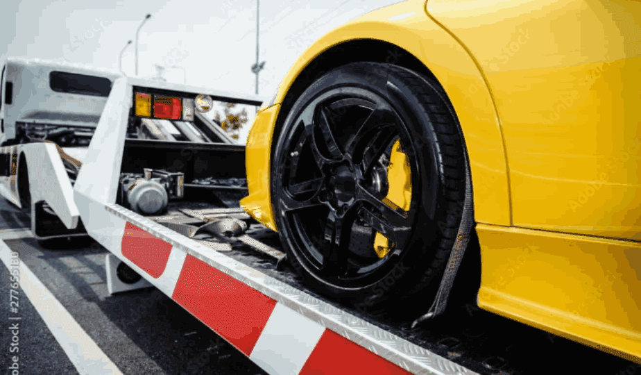 Voiture chargée sur la remorqueuse